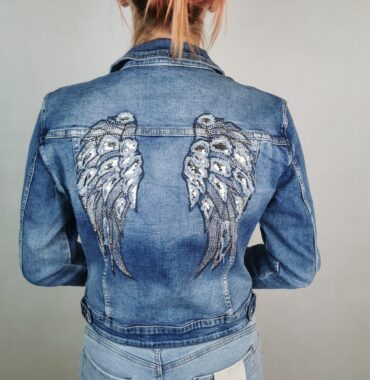 Kurtka jeansowa ze skrzydłami z cekinów
