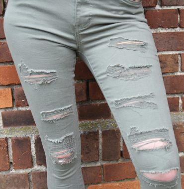 Spodnie jeansowe oliwkowe z przetarciami
