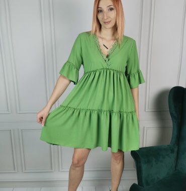Sukienka zielona z wiązaniem i falbankami